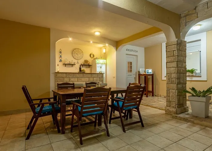 Karmen - Poolhouse Apartman Vir