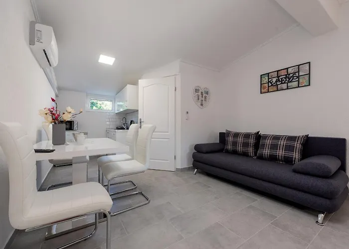 Karmen - Poolhouse *