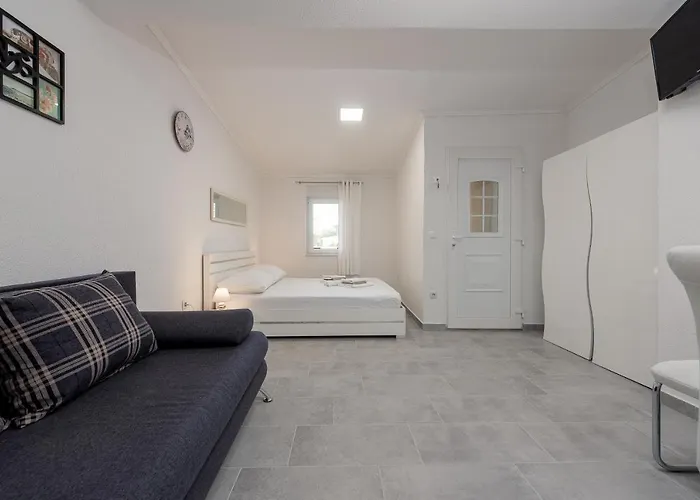 Karmen - Poolhouse * Vir