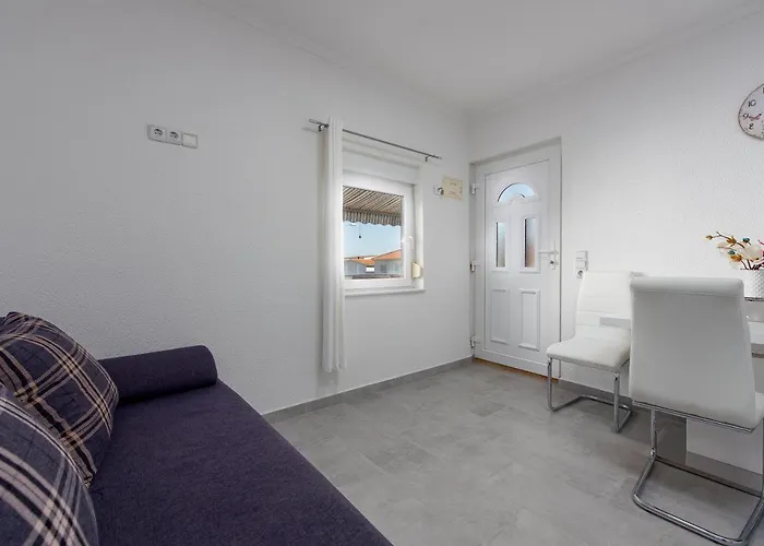 Karmen - Poolhouse * Vir