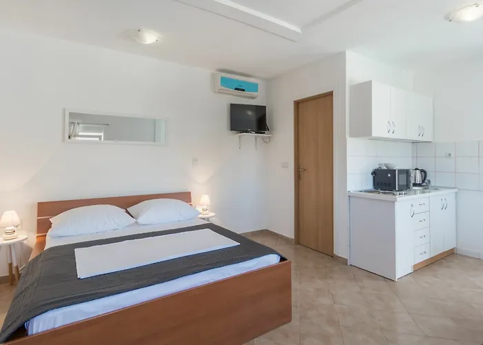 Karmen - Poolhouse Apartman