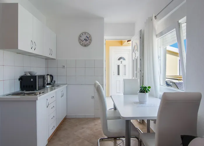 Karmen - Poolhouse * Vir