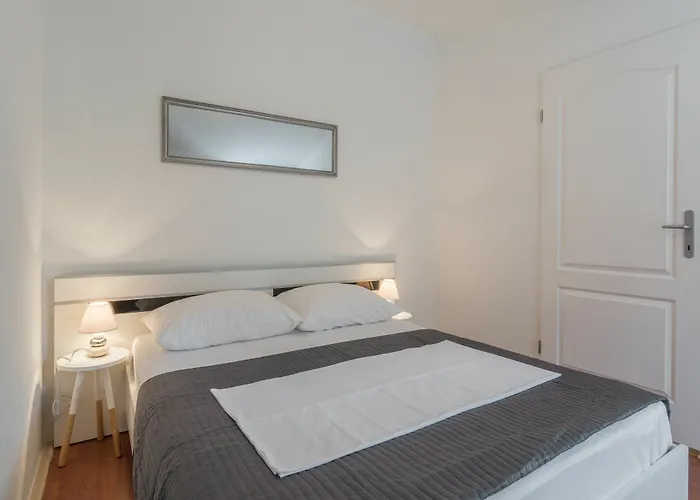 Karmen - Poolhouse Vir