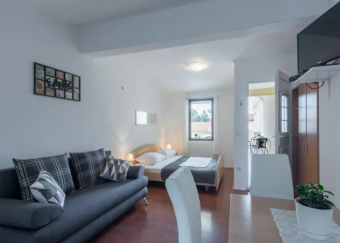 Karmen - Poolhouse Apartman Vir