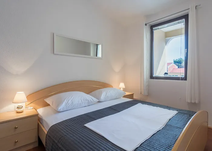 Karmen - Poolhouse Vir