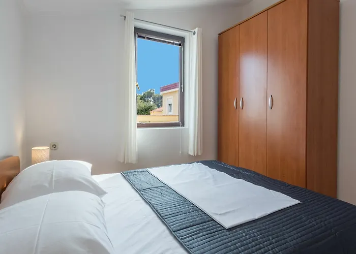 Karmen - Poolhouse * Vir