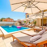 Karmen - Poolhouse * Vir