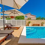 Karmen - Poolhouse