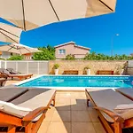 Karmen - Poolhouse Vir