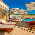 Appartamento Karmen - Poolhouse Vir