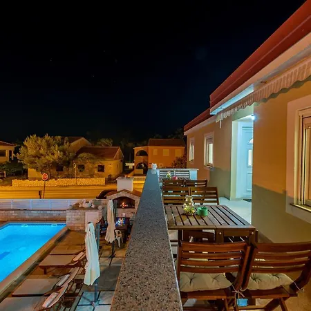 Karmen - Poolhouse Apartman