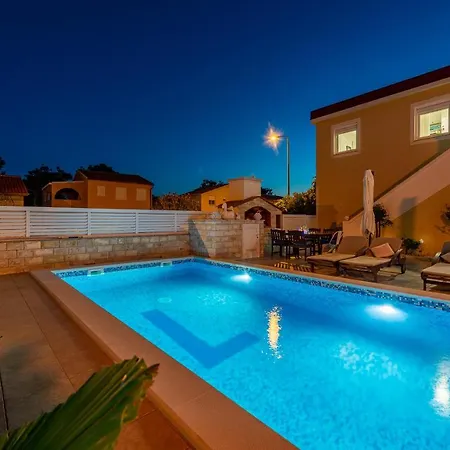 Karmen - Poolhouse Apartamento