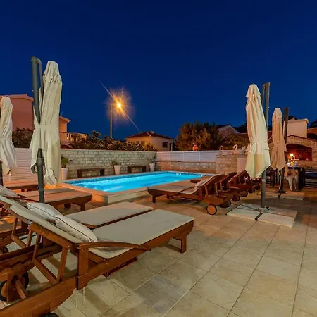 Karmen - Poolhouse * 维尔