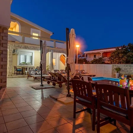 Karmen - Poolhouse 公寓