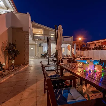 Karmen - Poolhouse * 维尔