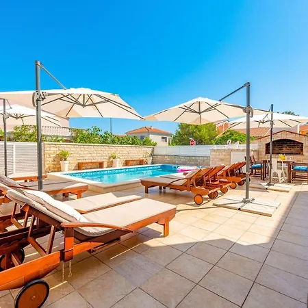 Karmen - Poolhouse Apartman Vir