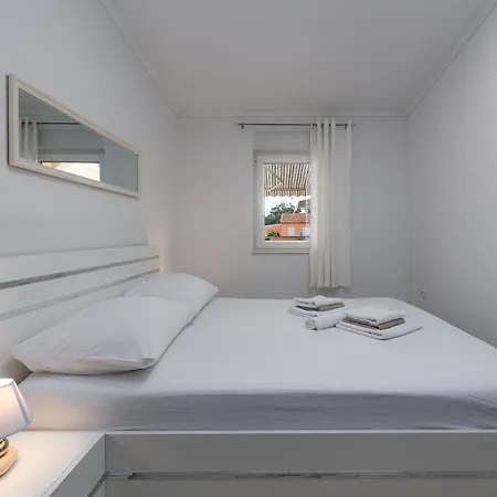 Karmen - Poolhouse * 维尔