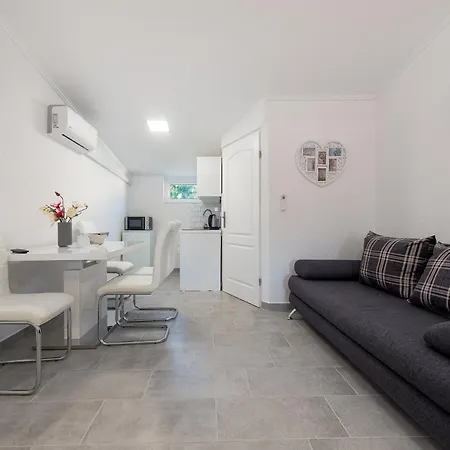 Karmen - Poolhouse Apartman *