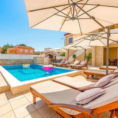 Karmen - Poolhouse * 维尔