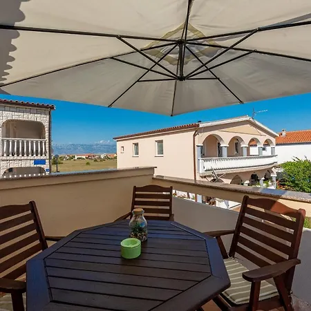 Karmen - Poolhouse Apartman