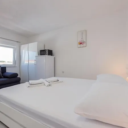 Karmen - Poolhouse Apartman *