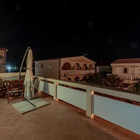 Karmen - Poolhouse *