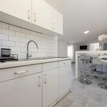 Karmen - Poolhouse 公寓 维尔