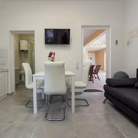 Karmen - Poolhouse * 维尔