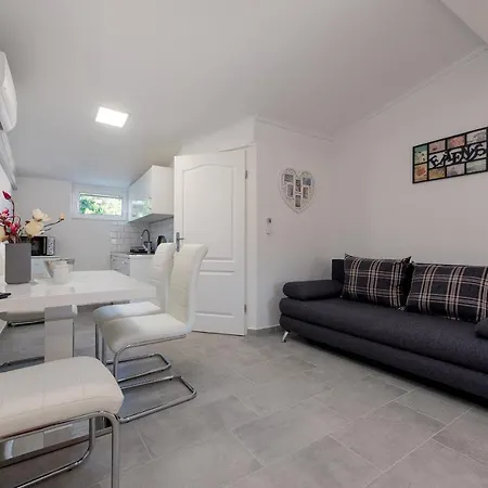 Karmen - Poolhouse *