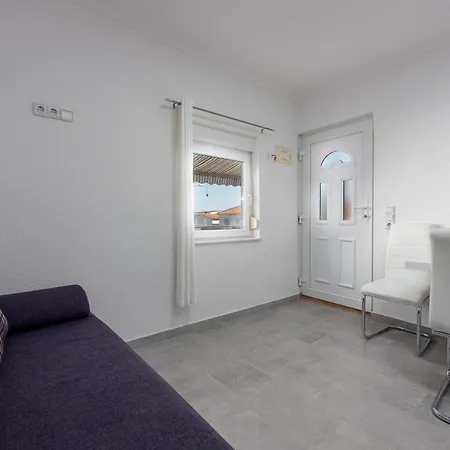 Karmen - Poolhouse * 维尔