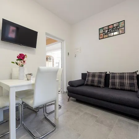 Karmen - Poolhouse *