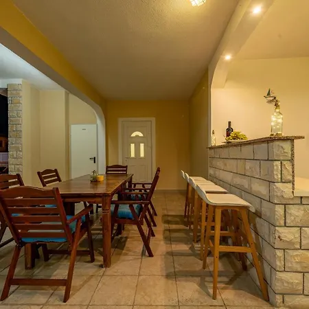 Karmen - Poolhouse 公寓 *