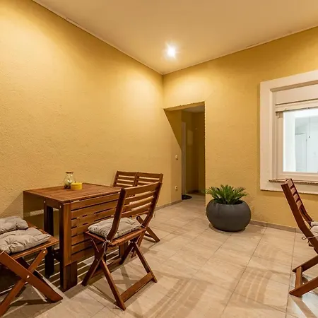 Karmen - Poolhouse Apartman Vir