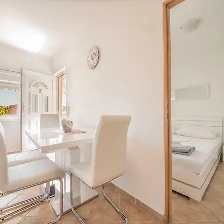 Karmen - Poolhouse Apartman