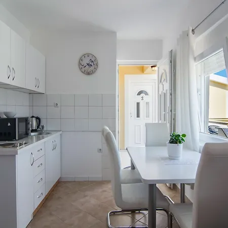 Karmen - Poolhouse * 维尔